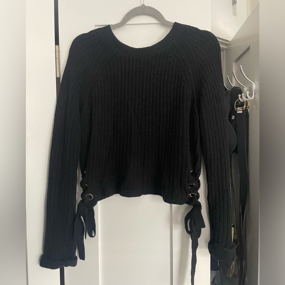 GUESS Black knit women’s cropped sweater with gold hardware